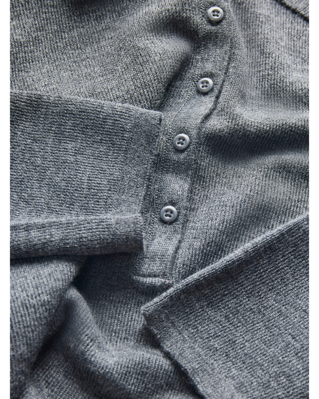 Detaljebillede af grå WREN strik bluse. Fra BySofieSønderby