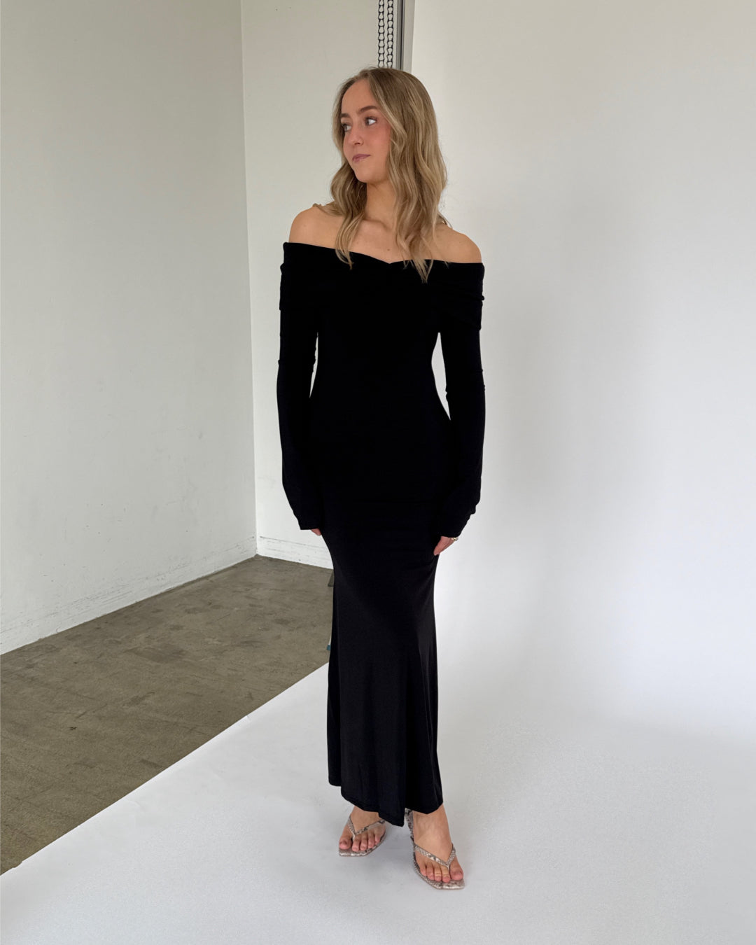 Modelbillede af sort XANDRA off shoulder kjole med lange ærmer. Set forfra. Fra BySofieSønderby