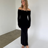 Modelbillede af sort XANDRA off shoulder kjole med lange ærmer. Set forfra. Fra BySofieSønderby