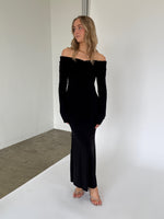 Modelbillede af sort XANDRA off shoulder kjole med lange ærmer. Set forfra. Fra BySofieSønderby