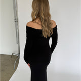 Modelbillede af sort XANDRA off shoulder kjole med lange ærmer. Set bagfra. Fra BySofieSønderby