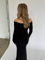 Modelbillede af sort XANDRA off shoulder kjole med lange ærmer. Set bagfra. Fra BySofieSønderby