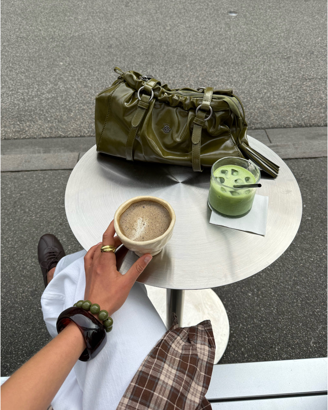 Stemningsbillede med grøn ZAHRA taske fra BySofieSønderby