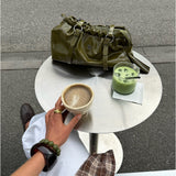 Stemningsbillede med grøn ZAHRA taske fra BySofieSønderby