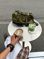 Stemningsbillede med grøn ZAHRA taske fra BySofieSønderby