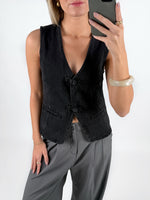 Modelfoto af pige i sort ZARAFINE vest  og grå LISA bukser. Alt er fra BySofieSønderby.