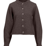 Produktfoto af brun ZARI strikcardigan. Set forfra. Fra BySofieSønderby