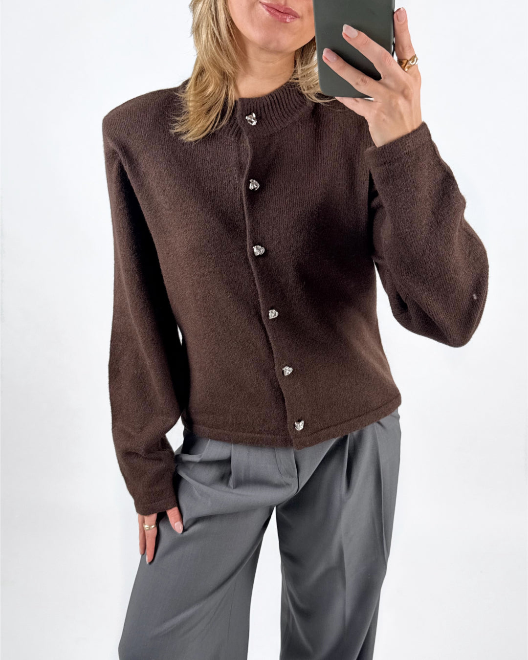 Modelfoto af pige med brun ZARI strik cardigan, samt grå MILAN bukser. Set forfra. Alt er fra BySofieSønderby