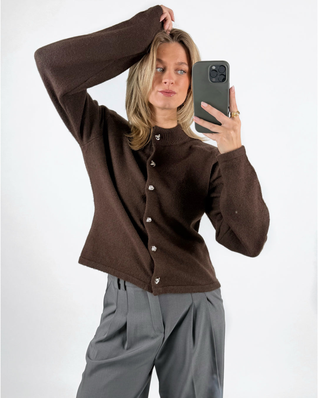 Modelfoto af pige med brun ZARI strik cardigan, samt grå MILAN bukser. Set forfra. Alt er fra BySofieSønderby