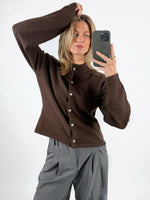 Modelfoto af pige med brun ZARI strik cardigan, samt grå MILAN bukser. Set forfra. Alt er fra BySofieSønderby