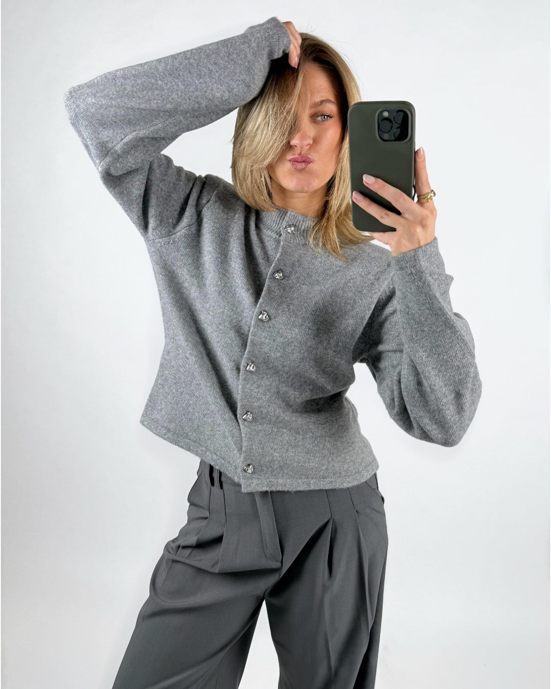 Modelfoto af pige med grå ZARI strik cardigan, samt grå MILAN bukser. Set forfra. Alt er fra BySofieSønderby