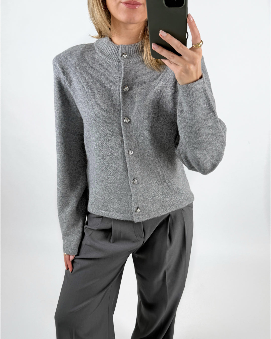 Modelfoto af pige med grå ZARI strik cardigan, samt grå MILAN bukser. Set forfra. Alt er fra BySofieSønderby