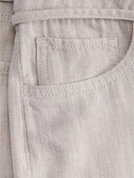 Detaljebillede af beige FIKA bukser. Fra BySofieSønderby