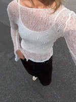 Modelfoto af pige i hvid Zoya blondebluse og sorte jeans. Alt er fra BySofieSønderby