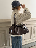 Stemningsbillede af brun ZOYA taske. Fra BySofieSønderby