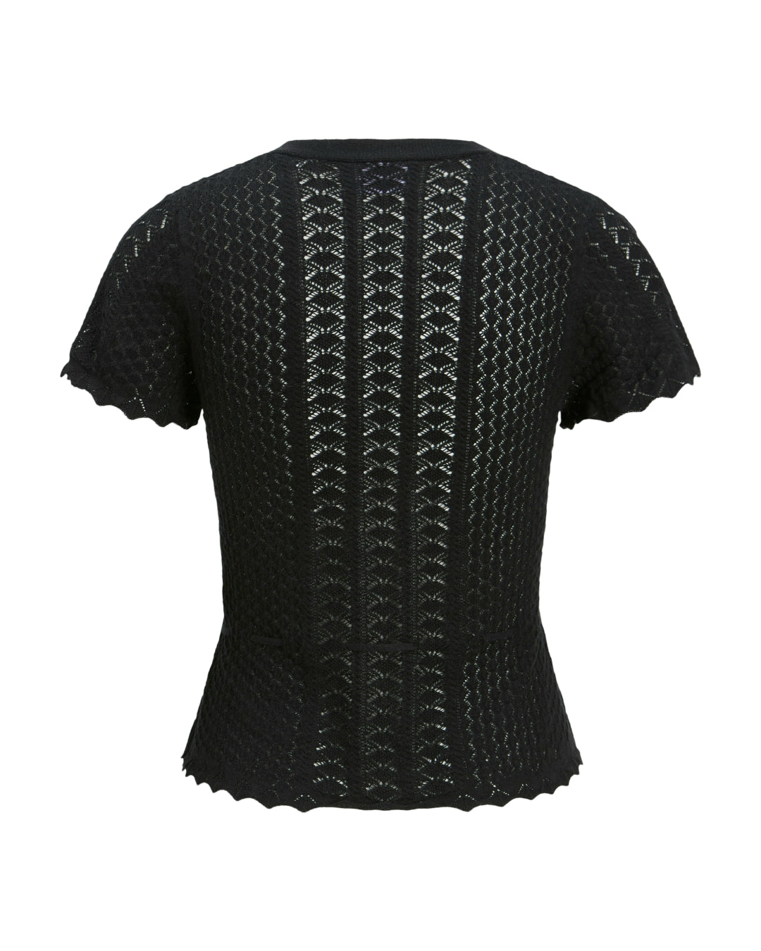 Sort, kortærmet bluse med zigzag-mønster og bølgede kanter, ses fra bagsiden. Stoffet er let gennemsigtigt med forskellige strikmønstre, der skaber tekstur og dybde.
