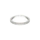 En åben sølvring med indlagte, klare sten langs kanten, ligger centralt mod en hvid baggrund. Ringen er glitrende og elegant i sit design.